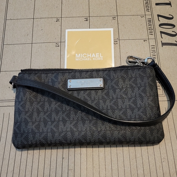 Michael Kors Handbags - MICHEAL KORS LARGE BLACK ZIPPER WRISTLET